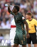 26.04.2026, Fussball 1. Bundesliga 2025/2026, 31.Spieltag, VfB Stuttgart - SV Werder Bremen, in der MHP-Arena Stuttgart, Karim Coulibaly (Werder Bremen) kühlt sich ab.

