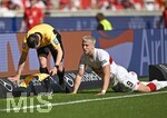 26.04.2026, Fussball 1. Bundesliga 2025/2026, 31.Spieltag, VfB Stuttgart - SV Werder Bremen, in der MHP-Arena Stuttgart, Schiedsrichter Assistent kommt ins Straucheln wegen Ermedin Demirovic (Stuttgart) 


