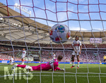 26.04.2026, Fussball 1. Bundesliga 2025/2026, 31.Spieltag, VfB Stuttgart - SV Werder Bremen, in der MHP-Arena Stuttgart, Torwart Alexander Nübel (Stuttgart) am Boden beim Tor zum 1:0 von Jens Stage (Werder Bremen) re: Dan-Axel Zagadou (Stuttgart) 

