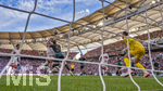 26.04.2026, Fussball 1. Bundesliga 2025/2026, 31.Spieltag, VfB Stuttgart - SV Werder Bremen, in der MHP-Arena Stuttgart, Torwart Mio Backhaus (re, Werder Bremen) beim Kopfballtor zum 1:1 Ausgleich von Ermedin Demirovic (hinten mitte, Stuttgart) gegen Amos Pieper (Werder Bremen) 

