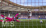 26.04.2026, Fussball 1. Bundesliga 2025/2026, 31.Spieltag, VfB Stuttgart - SV Werder Bremen, in der MHP-Arena Stuttgart, Torwart Alexander Nübel (Stuttgart) am Boden beim Tor zum 1:0 von Jens Stage (li hinten, Werder Bremen) re: Dan-Axel Zagadou (Stuttgart) 

