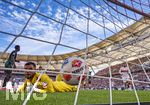 26.04.2026, Fussball 1. Bundesliga 2025/2026, 31.Spieltag, VfB Stuttgart - SV Werder Bremen, in der MHP-Arena Stuttgart, Torwart Mio Backhaus (Werder Bremen) geschlagen am Boden nach dem Kopfballtor zum 1:1 Ausgleich von Ermedin Demirovic (hi verdeckt, Stuttgart)  

