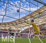 26.04.2026, Fussball 1. Bundesliga 2025/2026, 31.Spieltag, VfB Stuttgart - SV Werder Bremen, in der MHP-Arena Stuttgart, Torwart Mio Backhaus (re, Werder Bremen) schaut vergeblich dem Ball hinterher beim Kopfballtor zum 1:1 Ausgleich von Ermedin Demirovic (hinten li, Stuttgart)   Amos Pieper (Werder Bremen) ohne Chance 

