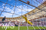 26.04.2026, Fussball 1. Bundesliga 2025/2026, 31.Spieltag, VfB Stuttgart - SV Werder Bremen, in der MHP-Arena Stuttgart, Torwart Mio Backhaus (re, Werder Bremen) schaut vergeblich dem Ball hinterher beim Kopfballtor zum 1:1 Ausgleich von Ermedin Demirovic (hinten mitte, Stuttgart)  

