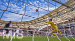 26.04.2026, Fussball 1. Bundesliga 2025/2026, 31.Spieltag, VfB Stuttgart - SV Werder Bremen, in der MHP-Arena Stuttgart, Torwart Mio Backhaus (re, Werder Bremen) schaut vergeblich dem Ball hinterher beim Kopfballtor zum 1:1 Ausgleich von Ermedin Demirovic (hinten mitte, Stuttgart)   Amos Pieper (Werder Bremen) ohne Chance 

