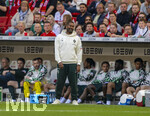 26.04.2026, Fussball 1. Bundesliga 2025/2026, 31.Spieltag, VfB Stuttgart - SV Werder Bremen, in der MHP-Arena Stuttgart, Trainer Daniel Thioune (Werder Bremen) inachdenklich an der Seitenlinie.