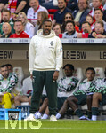 26.04.2026, Fussball 1. Bundesliga 2025/2026, 31.Spieltag, VfB Stuttgart - SV Werder Bremen, in der MHP-Arena Stuttgart, Trainer Daniel Thioune (Werder Bremen) inachdenklich an der Seitenlinie.