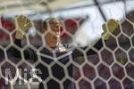 26.04.2026, Fussball 1. Bundesliga 2025/2026, 31.Spieltag, VfB Stuttgart - SV Werder Bremen, in der MHP-Arena Stuttgart, Torwart Alexander Nübel (Stuttgart) beim Aufwärmen hinter dem Tornetz.