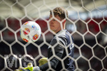 26.04.2026, Fussball 1. Bundesliga 2025/2026, 31.Spieltag, VfB Stuttgart - SV Werder Bremen, in der MHP-Arena Stuttgart, Torwart Alexander Nübel (Stuttgart) beim Aufwärmen hinter dem Tornetz.