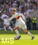 26.04.2026, Fussball 1. Bundesliga 2025/2026, 31.Spieltag, VfB Stuttgart - SV Werder Bremen, in der MHP-Arena Stuttgart, Maximilian Mittelstädt (Stuttgart) am Ball 