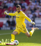 26.04.2026, Fussball 1. Bundesliga 2025/2026, 31.Spieltag, VfB Stuttgart - SV Werder Bremen, in der MHP-Arena Stuttgart, Torwart Mio Backhaus (Werder Bremen) Schuss.