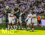 26.04.2026, Fussball 1. Bundesliga 2025/2026, 31.Spieltag, VfB Stuttgart - SV Werder Bremen, in der MHP-Arena Stuttgart, Amos Pieper (Werder Bremen) streckt den Fuss zum Ball. 