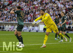 26.04.2026, Fussball 1. Bundesliga 2025/2026, 31.Spieltag, VfB Stuttgart - SV Werder Bremen, in der MHP-Arena Stuttgart, Torwart Mio Backhaus (Werder Bremen) in Rage bei Maximilian Wöber (li, Werder Bremen) 
