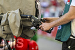 26.04.2026, Fussball 1. Bundesliga 2025/2026, 31.Spieltag, VfB Stuttgart - SV Werder Bremen, in der MHP-Arena Stuttgart, Kameramann steuert den Focus und den Zoom mit den Hebeln an der TV-Kamera. 
