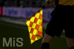 26.04.2026, Fussball 1. Bundesliga 2025/2026, 31.Spieltag, VfB Stuttgart - SV Werder Bremen, in der MHP-Arena Stuttgart, Die Fahne des Linienrichters leuchtet im Gegenlicht. 
