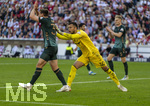 26.04.2026, Fussball 1. Bundesliga 2025/2026, 31.Spieltag, VfB Stuttgart - SV Werder Bremen, in der MHP-Arena Stuttgart, Torwart Mio Backhaus (Werder Bremen) in Rage bei Maximilian Wöber (li, Werder Bremen) 