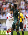26.04.2026, Fussball 1. Bundesliga 2025/2026, 31.Spieltag, VfB Stuttgart - SV Werder Bremen, in der MHP-Arena Stuttgart, Karim Coulibaly (Werder Bremen) erfrischt sich mit Wasser im Gesicht.