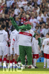 26.04.2026, Fussball 1. Bundesliga 2025/2026, 31.Spieltag, VfB Stuttgart - SV Werder Bremen, in der MHP-Arena Stuttgart, VfB Maskottchen Fritzle beim Einlauf mit den Eskortkindern.