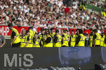 26.04.2026, Fussball 1. Bundesliga 2025/2026, 31.Spieltag, VfB Stuttgart - SV Werder Bremen, in der MHP-Arena Stuttgart, Security-Mitarbeiter auf dem Weg in den Innenraum.
