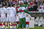 26.04.2026, Fussball 1. Bundesliga 2025/2026, 31.Spieltag, VfB Stuttgart - SV Werder Bremen, in der MHP-Arena Stuttgart, VfB Maskottchen Fritzle beim Einlauf mit den Eskortkindern.