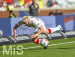 26.04.2026, Fussball 1. Bundesliga 2025/2026, 31.Spieltag, VfB Stuttgart - SV Werder Bremen, in der MHP-Arena Stuttgart, Ermedin Demirovic (Stuttgart) fällt hin 