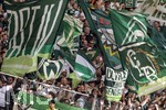 26.04.2026, Fussball 1. Bundesliga 2025/2026, 31.Spieltag, VfB Stuttgart - SV Werder Bremen, in der MHP-Arena Stuttgart, Fans Bremen schwenken ihre Fahnen