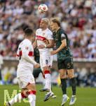 26.04.2026, Fussball 1. Bundesliga 2025/2026, 31.Spieltag, VfB Stuttgart - SV Werder Bremen, in der MHP-Arena Stuttgart, v.li: Ermedin Demirovic (Stuttgart) gegen Amos Pieper (Werder Bremen) 