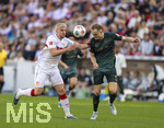 26.04.2026, Fussball 1. Bundesliga 2025/2026, 31.Spieltag, VfB Stuttgart - SV Werder Bremen, in der MHP-Arena Stuttgart, v.li: Ermedin Demirovic (Stuttgart) gegen Amos Pieper (Werder Bremen) 
