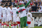 26.04.2026, Fussball 1. Bundesliga 2025/2026, 31.Spieltag, VfB Stuttgart - SV Werder Bremen, in der MHP-Arena Stuttgart, VfB Maskottchen Fritzle beim Einlauf mit den Eskortkindern.