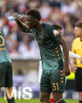 26.04.2026, Fussball 1. Bundesliga 2025/2026, 31.Spieltag, VfB Stuttgart - SV Werder Bremen, in der MHP-Arena Stuttgart, Karim Coulibaly (Werder Bremen) erfrischt sich mit Wasser im Gesicht.