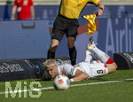 26.04.2026, Fussball 1. Bundesliga 2025/2026, 31.Spieltag, VfB Stuttgart - SV Werder Bremen, in der MHP-Arena Stuttgart, Ermedin Demirovic (Stuttgart) fällt dem Linienrichter vor die Füsse