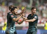 26.04.2026, Fussball 1. Bundesliga 2025/2026, 31.Spieltag, VfB Stuttgart - SV Werder Bremen, in der MHP-Arena Stuttgart, Torjubel, v.li: Yukinari Sugawara (Werder Bremen), Jens Stage (Werder Bremen), Olivier Deman (Werder Bremen), 