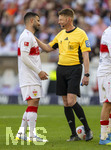 26.04.2026, Fussball 1. Bundesliga 2025/2026, 31.Spieltag, VfB Stuttgart - SV Werder Bremen, in der MHP-Arena Stuttgart, re: Schiedsrichter Christian Dingert mit Deniz Undav (Stuttgart) 