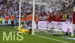 26.04.2026, Fussball 1. Bundesliga 2025/2026, 31.Spieltag, VfB Stuttgart - SV Werder Bremen, in der MHP-Arena Stuttgart, Torwart Mio Backhaus (Werder Bremen) schaut im Hechtsprung dem Ball hinterher wie er ins Tornetz fliegt.