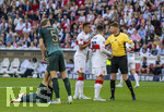 26.04.2026, Fussball 1. Bundesliga 2025/2026, 31.Spieltag, VfB Stuttgart - SV Werder Bremen, in der MHP-Arena Stuttgart, Schiedsrichter Christian Dingert diskutiert mit Jamie Leweling (Stuttgart) und Deniz Undav (Stuttgart) 