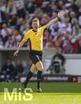 26.04.2026, Fussball 1. Bundesliga 2025/2026, 31.Spieltag, VfB Stuttgart - SV Werder Bremen, in der MHP-Arena Stuttgart, Schiedsrichter Christian Dingert hebt die Hand und deutet an: Weiterspielen 