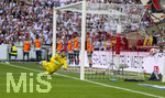 26.04.2026, Fussball 1. Bundesliga 2025/2026, 31.Spieltag, VfB Stuttgart - SV Werder Bremen, in der MHP-Arena Stuttgart, Torwart Mio Backhaus (Werder Bremen) schaut im Hechtsprung dem Ball hinterher wie er ins Tornetz fliegt.