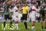 26.04.2026, Fussball 1. Bundesliga 2025/2026, 31.Spieltag, VfB Stuttgart - SV Werder Bremen, in der MHP-Arena Stuttgart, re: Schiedsrichter Christian Dingert mit Deniz Undav (Stuttgart) 