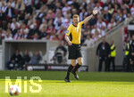 26.04.2026, Fussball 1. Bundesliga 2025/2026, 31.Spieltag, VfB Stuttgart - SV Werder Bremen, in der MHP-Arena Stuttgart, Schiedsrichter Christian Dingert hebt die Hand und deutet an: Weiterspielen 