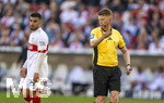 26.04.2026, Fussball 1. Bundesliga 2025/2026, 31.Spieltag, VfB Stuttgart - SV Werder Bremen, in der MHP-Arena Stuttgart, Schiedsrichter Christian Dingert (re), li: Deniz Undav (Stuttgart) 