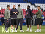 28.04.2026, Fussball UEFA Championsleague 2025/2026: Halbfinale Hinspiel,  Paris St. Germain - FC Bayern München, im Stadion Parc de Princes in Paris (Frankreich). Co-Trainer Aaron Danks (Bayern München) mit Alphonso Davies (FC Bayern München) und Joshua Kimmich (FC Bayern München) 

