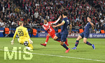 28.04.2026, Fussball UEFA Championsleague 2025/2026: Halbfinale Hinspiel,  Paris St. Germain - FC Bayern München, im Stadion Parc de Princes in Paris (Frankreich). Michael Olise (FC Bayern München) mit Torchance gegen Torwart Matvey Safonov (FC Paris Saint-Germain) und Marquinhos (FC Paris Saint-Germain) 
  


