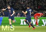 28.04.2026, Fussball UEFA Championsleague 2025/2026: Halbfinale Hinspiel,  Paris St. Germain - FC Bayern München, im Stadion Parc de Princes in Paris (Frankreich).v.l.  Khvicha Kvaratskhelia (FC Paris Saint-Germain) und Marquinhos (FC Paris Saint-Germain) jubeln, hinten lässt Josip Stanisic (Bayern München) den Kopf hängen.
  

