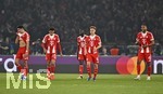 28.04.2026, Fussball UEFA Championsleague 2025/2026: Halbfinale Hinspiel,  Paris St. Germain - FC Bayern München, im Stadion Parc de Princes in Paris (Frankreich). v.l. Aleksandar Pavlovic (FC Bayern München), Jamal Musiala (Bayern München), Dayot Upamecano (FC Bayern München), Joshua Kimmich (FC Bayern München) und Jonathan Tah (FC Bayern München) sind enttäuscht.
  

