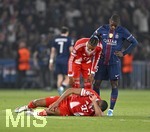 28.04.2026, Fussball UEFA Championsleague 2025/2026: Halbfinale Hinspiel,  Paris St. Germain - FC Bayern München, im Stadion Parc de Princes in Paris (Frankreich). JJonathan Tah (FC Bayern München) angeschlagen am Boden, v.l. Jonathan Tah (FC Bayern München) und Michael Olise (FC Bayern München)  .
  

