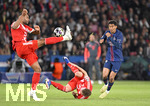 28.04.2026, Fussball UEFA Championsleague 2025/2026: Halbfinale Hinspiel,  Paris St. Germain - FC Bayern München, im Stadion Parc de Princes in Paris (Frankreich).v.l. Jonathan Tah (FC Bayern München), Joshua Kimmich (FC Bayern München) und Senny Mayulu (FC Paris Saint-Germain) 
  

