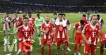 28.04.2026, Fussball UEFA Championsleague 2025/2026: Halbfinale Hinspiel,  Paris St. Germain - FC Bayern München, im Stadion Parc de Princes in Paris (Frankreich). Die Bayern Spieler nach dem Spiel v.l. Torwart Jonas Urbig (FC Bayern München),  Torwart Sven Ulreich (FC Bayern München), Jonathan Tah (FC Bayern München), Joshua Kimmich (FC Bayern München), Nicolas Jackson (FC Bayern München), Torwart Manuel Neuer (FC Bayern München), Konrad Laimer (FC Bayern München), Min-jae Kim (Bayern München, Minjae Kim), Aleksandar Pavlovic (FC Bayern München), Hiroki Ito (FC Bayern München), Luis Diaz (FC Bayern München), Michael Olise (FC Bayern München), Harry Kane (FC Bayern München), Jamal Musiala (Bayern München) und Alphonso Davies (FC Bayern München) 
  

