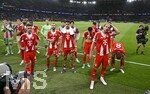 28.04.2026, Fussball UEFA Championsleague 2025/2026: Halbfinale Hinspiel,  Paris St. Germain - FC Bayern München, im Stadion Parc de Princes in Paris (Frankreich). Die Bayern Spieler nach dem Spiel v.l. Torwart Jonas Urbig (FC Bayern München), Torwart Sven Ulreich (FC Bayern München), Jonathan Tah (FC Bayern München), Joshua Kimmich (FC Bayern München), Nicolas Jackson (FC Bayern München), Torwart Manuel Neuer (FC Bayern München), Konrad Laimer (FC Bayern München), Aleksandar Pavlovic (Bayern München) , Min-jae Kim (Bayern München, Minjae Kim), Hiroki Ito (FC Bayern München), Luis Diaz (FC Bayern München), Michael Olise (FC Bayern München), Jamal Musiala (Bayern München), Harry Kane (FC Bayern München) und Leon Goretzka (FC Bayern München) 

