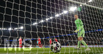 28.04.2026, Fussball UEFA Championsleague 2025/2026: Halbfinale Hinspiel,  Paris St. Germain - FC Bayern München, im Stadion Parc de Princes in Paris (Frankreich). Torwart Manuel Neuer (FC Bayern München) schaut dem Ball hinterher bei einem Gegentor.
  
