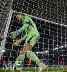 28.04.2026, Fussball UEFA Championsleague 2025/2026: Halbfinale Hinspiel,  Paris St. Germain - FC Bayern München, im Stadion Parc de Princes in Paris (Frankreich). Torwart Manuel Neuer (FC Bayern München) holt den Ball aus dem Netz.
  
